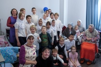 С новосельем подопечных Марфо-Мариинской богадельни поздравили учащиеся воскресной школы Елизаветинского храма