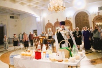 В первый день Успенского поста в храмах Хабаровска освятили мед нового урожая