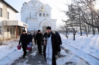 Прихожане Елизаветинского храма поделились рождественской радостью с пациентами ждбольницы и онкоцентра