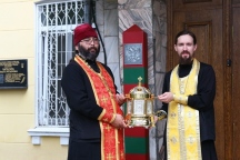 Ковчег с мощами св. мученика Виктора в сопровождении иерея Антония Полонника отправляется по пограничным заставам Хабаровского края. 21 августа 2012 г. Ковчег с мощами св. мученика Виктора в сопровождении иерея Антония Полонника отправляется по пограничным заставам Хабаровского края. 21 августа 2012 г.